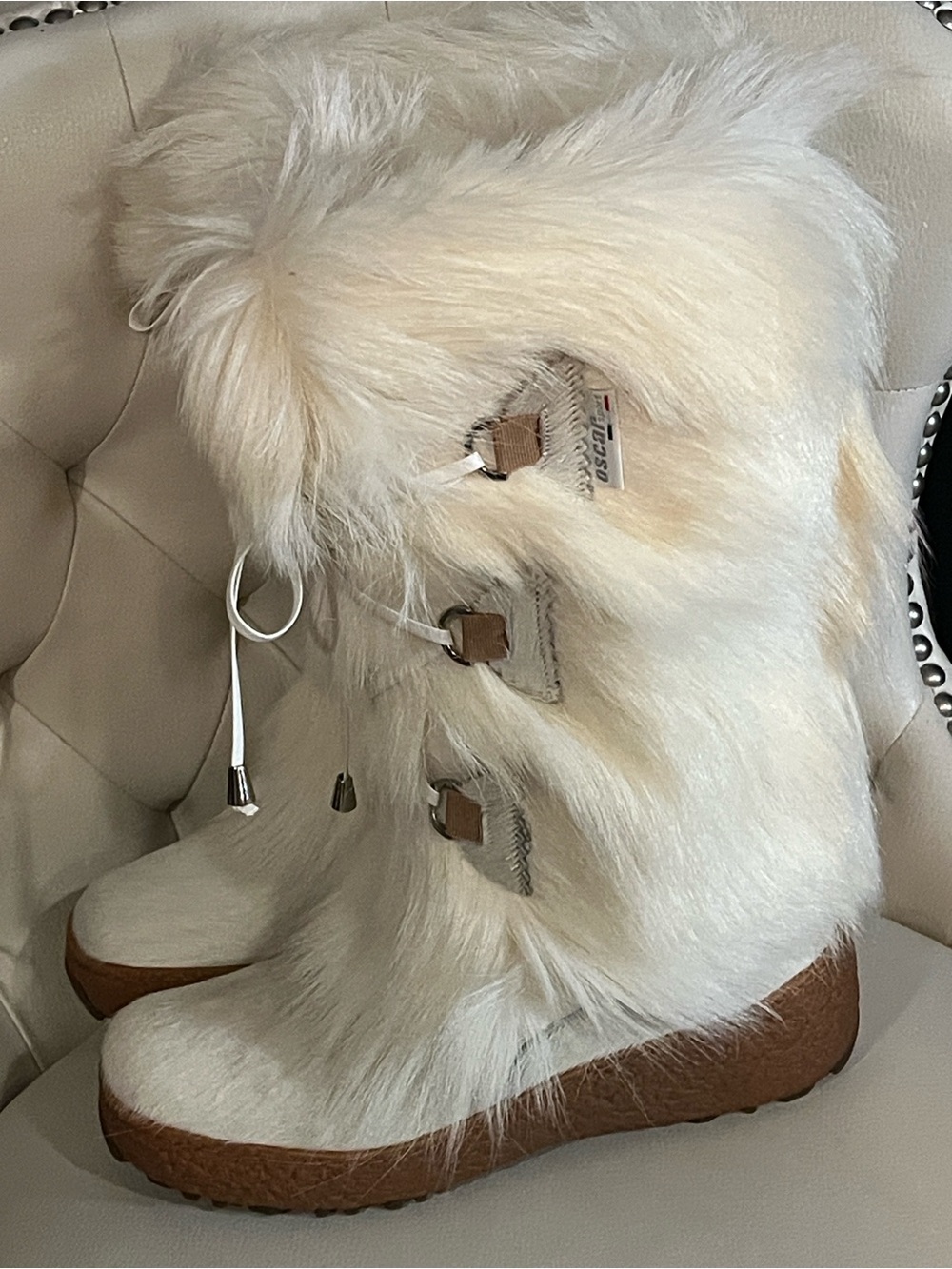 White Faux Fur Winter Boots Size 8  Eye catching Luxury